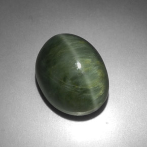 Quartz Cat's Eye طبيعي بلون أخضر، وزن ‎7.21‎ قيراط، شكل بيضاوى، مقاس ‎12.2x9.1‎ مم