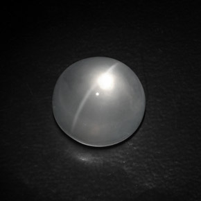 Quartz Cat's Eye طبيعي بلون أبيض، وزن ‎10.71‎ قيراط، شكل دائري، مقاس ‎13.22‎ مم