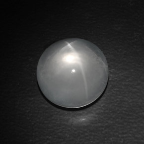 Quartz Cat's Eye طبيعي بلون أبيض، وزن ‎10.22‎ قيراط، شكل دائري، مقاس ‎12.92‎ مم