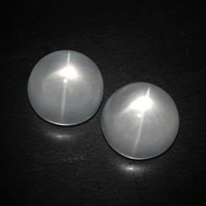 Quartz Cat's Eye طبيعي بلون أبيض، وزن ‎13.03‎ قيراط، شكل دائري، مقاس ‎11.01‎ مم
