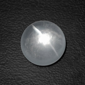 Quartz Cat's Eye طبيعي بلون أبيض شفاف، وزن ‎8.82‎ قيراط، شكل دائري، مقاس ‎12.09‎ مم