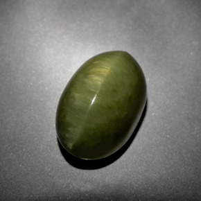 Quartz Cat's Eye طبيعي بلون أخضر، وزن ‎10.21‎ قيراط، شكل بيضاوى، مقاس ‎14.4x9.3‎ مم