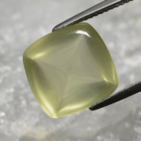كوارتز طبيعي بلون Light Greenish Yellow ، وزن ‎8.72‎ قيراط، شكل قطع وسادة، مقاس ‎13x12.7‎ مم