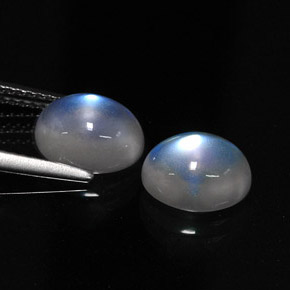 أحجار قوس قزح حجر القمر أبيض أزرق طبيعية، قصة بيضاوى، نصف شفاف، وزنها  قيراط