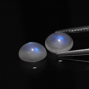 أحجار قوس قزح حجر القمر أبيض أزرق طبيعية، قصة بيضاوى، نصف شفاف، وزنها  قيراط