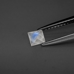 قوس قزح حجر القمر أبيض أزرق طبيعي، مربع، 0.26 قيراط، قليلا جدا