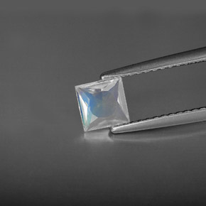 قوس قزح حجر القمر أبيض أزرق طبيعي، مربع، 0.53 قيراط، قليلا جدا