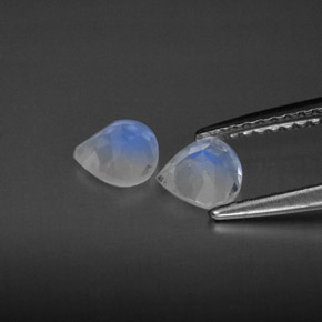 أحجار قوس قزح حجر القمر أبيض أزرق طبيعية، شفاف، شفاف / نصف شفاف، وزنها  قيراط