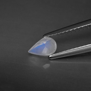 حجر القمر قوس قزح طبيعي بلون أزرق أبيض، وزن ‎0.36‎ قيراط، شكل شفاف، مقاس ‎6x3.9‎ مم