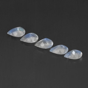 أحجار قوس قزح حجر القمر أبيض أزرق طبيعية، شفاف، شفاف / نصف شفاف، وزنها  قيراط