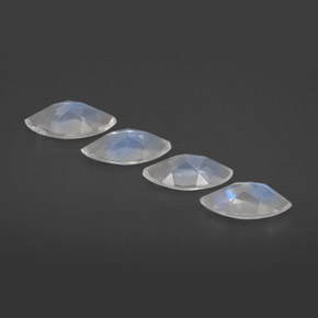 أحجار قوس قزح حجر القمر أبيض أزرق طبيعية، شفاف، شفاف / نصف شفاف، وزنها  قيراط