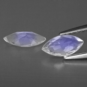 أحجار قوس قزح حجر القمر أبيض أزرق طبيعية، شفاف، شفاف / نصف شفاف، وزنها  قيراط