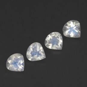 حجر القمر قوس قزح طبيعي بلون أزرق أبيض، وزن ‎1.36‎ قيراط، شكل شكل الكمثرى، مقاس ‎5x5‎ مم