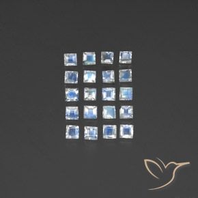 حجر القمر قوس قزح طبيعي بلون أبيض مزرق، وزن ‎2.94‎ قيراط، شكل مربع، مقاس ‎3.1x3‎ مم
