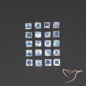 حجر القمر قوس قزح طبيعي بلون أبيض مزرق، وزن ‎2.94‎ قيراط، شكل مربع، مقاس ‎3.1x3‎ مم