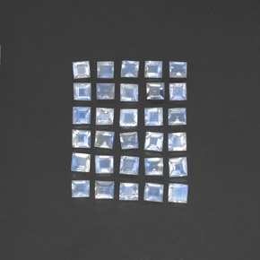 أحجار قوس قزح حجر القمر أبيض مزرق طبيعية، مربع، شفاف، وزنها 3.55 قيراط