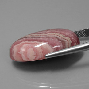 رودوكروسيت متعدد الألوان طبيعي، قصة بيضاوى، 61.94 قيراط، غير شفاف