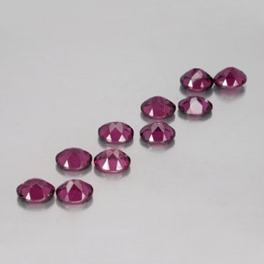 جارنيت رودوليت طبيعي بلون أحمر توتي، وزن ‎4.88‎ قيراط، شكل بيضاوى، مقاس ‎5.1x4.2‎ مم