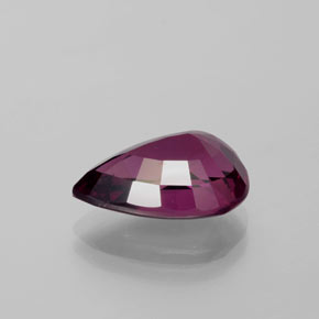 جارنيت رودوليت طبيعي بلون أحمر توتي، وزن ‎5.79‎ قيراط، شكل شكل الكمثرى، مقاس ‎13.6x9.1‎ مم