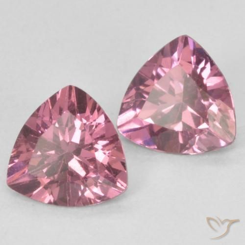 أحجار عقيق رودوليت Light Merlot Red طبيعية، مثلثى، VVS-VS، وزنها 1.06 قيراط