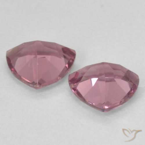 أحجار عقيق رودوليت Light Merlot Red طبيعية، مثلثى، VVS-VS، وزنها 1.06 قيراط