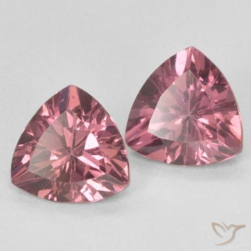 أحجار عقيق رودوليت Light Merlot Red طبيعية، مثلثى، VVS-VS، وزنها 1.06 قيراط