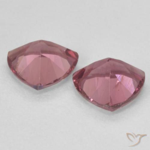 أحجار عقيق رودوليت Light Merlot Red طبيعية، مثلثى، VVS-VS، وزنها 1.06 قيراط