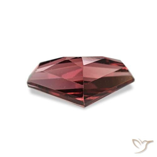 جارنيت رودوليت طبيعي بلون Medium Dark-Red، وزن ‎1.18‎ قيراط، شكل شكل خيالي، مقاس ‎8.5x5.2‎ مم