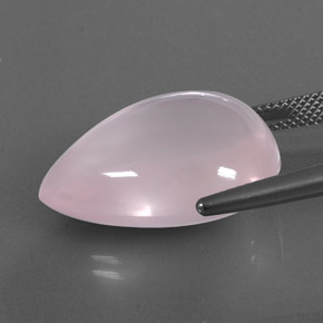 كوارتز وردي طبيعي بلون وردي فاتح، وزن ‎26.63‎ قيراط، شكل شفاف، مقاس ‎22.8x17.4‎ مم