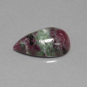ياقوت-زويسيت طبيعي بلون متعدد الألوان، وزن ‎13.52‎ قيراط، شكل شكل الكمثرى، مقاس ‎20.5x12.2‎ مم