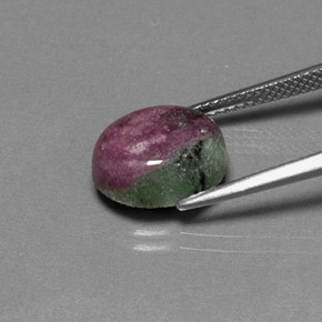 ياقوت-زويسيت طبيعي بلون متعدد الألوان، وزن ‎6.28‎ قيراط، شكل بيضاوى، مقاس ‎11.8x9.9‎ مم