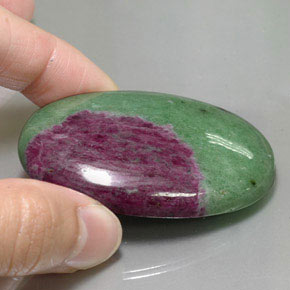 ياقوت-زويسيت طبيعي بلون متعدد الألوان، وزن ‎168.20‎ قيراط، شكل بيضاوى، مقاس ‎53.1x34‎ مم