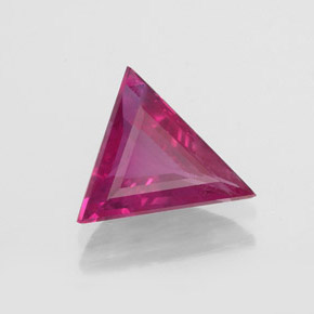 ياقوت أحمر طبيعي بلون أحمر بنفسجي، وزن ‎1.36‎ قيراط، شكل تريليون، مقاس ‎8.1x8.1‎ مم