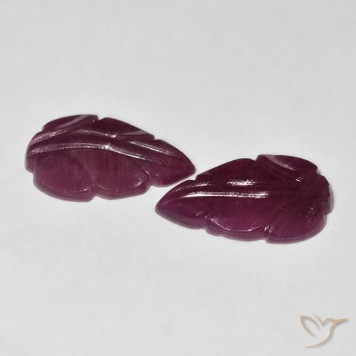 أحجار ياقوت Medium Dark-Purple طبيعية، فانسى، غير شفاف، وزنها 7.08 قيراط