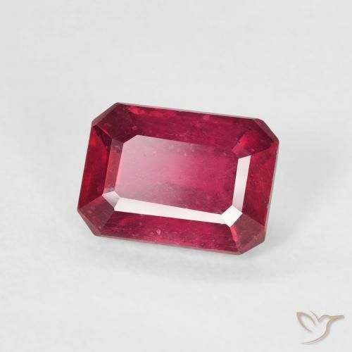 ياقوت Medium Dark-Red طبيعي، ثمانى / قصة زمرد، 1.32 قيراط، قليلا جدا