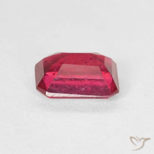 ياقوت Medium Dark-Red طبيعي، ثمانى / قصة زمرد، 1.32 قيراط، قليلا جدا