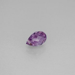 ياقوت طبيعي بلون بنفسجي، وزن ‎0.92‎ قيراط، شكل بريوليت، مقاس ‎6.3x4.1‎ مم