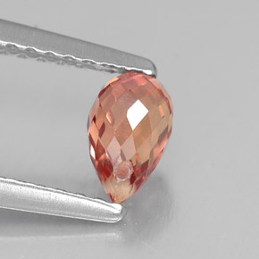 ياقوت طبيعي بلون برتقالي، وزن ‎0.76‎ قيراط، شكل بريوليت، مقاس ‎5.9x3.9‎ مم