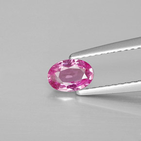 ياقوت طبيعي بلون وردي، وزن ‎0.46‎ قيراط، شكل بيضاوى، مقاس ‎6x4.1‎ مم
