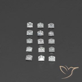 ياقوت طبيعي بلون أبيض، وزن ‎1.54‎ قيراط، شكل مربع، مقاس ‎2.6x2.5‎ مم