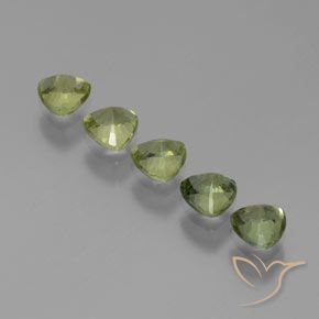 أحجار زفير أخضر الغابة فاتح طبيعية، مثلثى، قليلا جدا، وزنها 1.84 قيراط