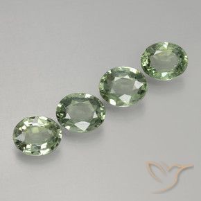 أحجار زفير Medium Light Green طبيعية، بيضوي، VVS-VS، وزنها 2.80 قيراط