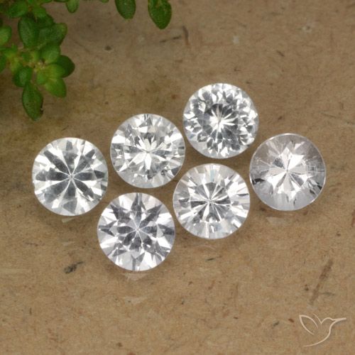 أحجار زفير أبيض شفاف طبيعية، دائري، قليلا جدا، وزنها 2.52 قيراط