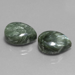 أحجار سيرافينيت أخضر طبيعية، شكل الكمثرى، غير شفاف، وزنها  قيراط