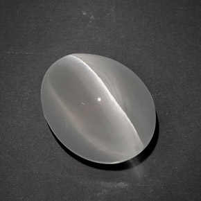 Sillimanite Cat's Eye طبيعي بلون دخاني، وزن ‎7.96‎ قيراط، شكل بيضاوى، مقاس ‎12.5x9.7‎ مم