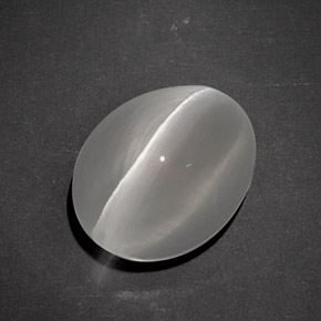 Sillimanite Cat's Eye طبيعي بلون دخاني، وزن ‎7.96‎ قيراط، شكل بيضاوى، مقاس ‎12.5x9.7‎ مم