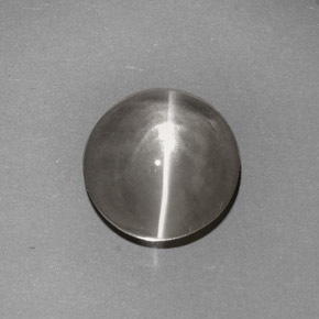 Sillimanite Cat's Eye طبيعي بلون دخاني، وزن ‎6.62‎ قيراط، شكل شفاف، مقاس ‎10.87‎ مم
