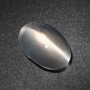 Sillimanite Cat's Eye طبيعي بلون دخاني، وزن ‎7.34‎ قيراط، شكل بيضاوى، مقاس ‎13.8x9.4‎ مم