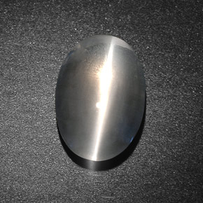 Sillimanite Cat's Eye طبيعي بلون دخاني، وزن ‎7.34‎ قيراط، شكل بيضاوى، مقاس ‎13.8x9.4‎ مم