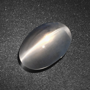 Sillimanite Cat's Eye طبيعي بلون دخاني، وزن ‎7.34‎ قيراط، شكل بيضاوى، مقاس ‎13.8x9.4‎ مم